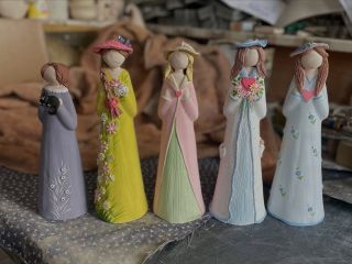 Naše keramické sošky “Dámičky”, jsou ručně vyráběné kousky spojují půvabnou eleganci s hravým detaily, čímž vytvářejí...