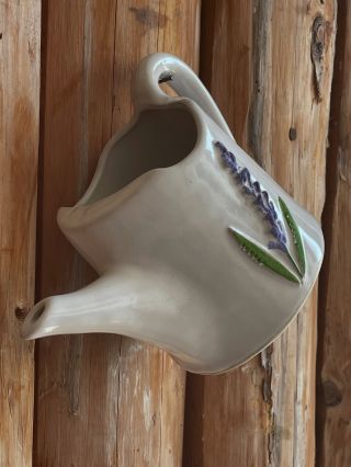 Ručně vyrobená keramická konvičku na zalévání s jemným motivem levandule. Praktická i dekorativní, ideální pro milovnice...