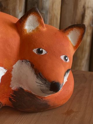 ✨ Liška obecná ležící – něžná strážkyně vašeho domova i zahrady.