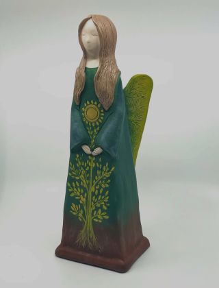 Anděl přírodní síly 🌿✨ Nosí v sobě klid lesa, sílu země i jemnou ochranu, která tiše doprovází každý nádech. Tenhle anděl...